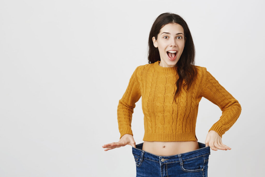 femme montrant qu'elle rentre dans son pantalon