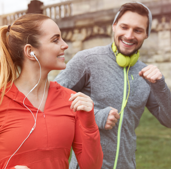 Deux personnes faisant du sport